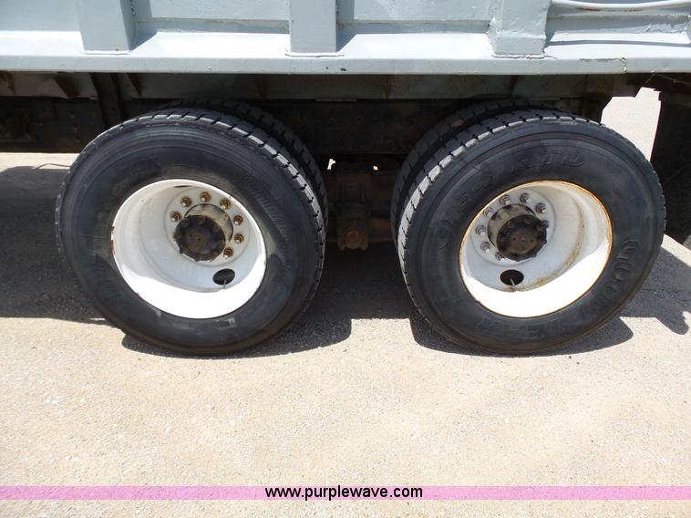 image for item J4069 1991 International 4900 dump truck