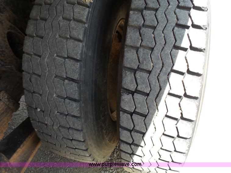 image for item J4069 1991 International 4900 dump truck