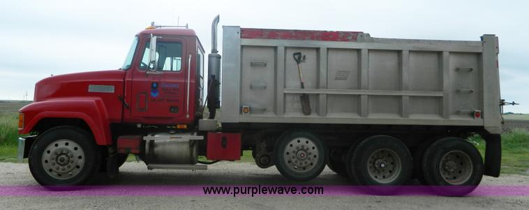 image for item J8903 1999 Mack CH613 dump truck