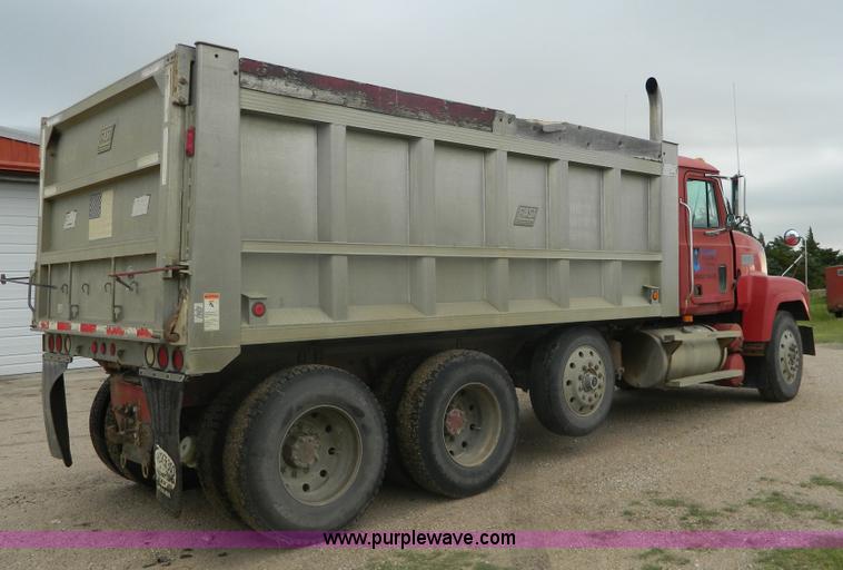 image for item J8903 1999 Mack CH613 dump truck