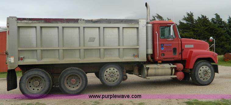 image for item J8903 1999 Mack CH613 dump truck