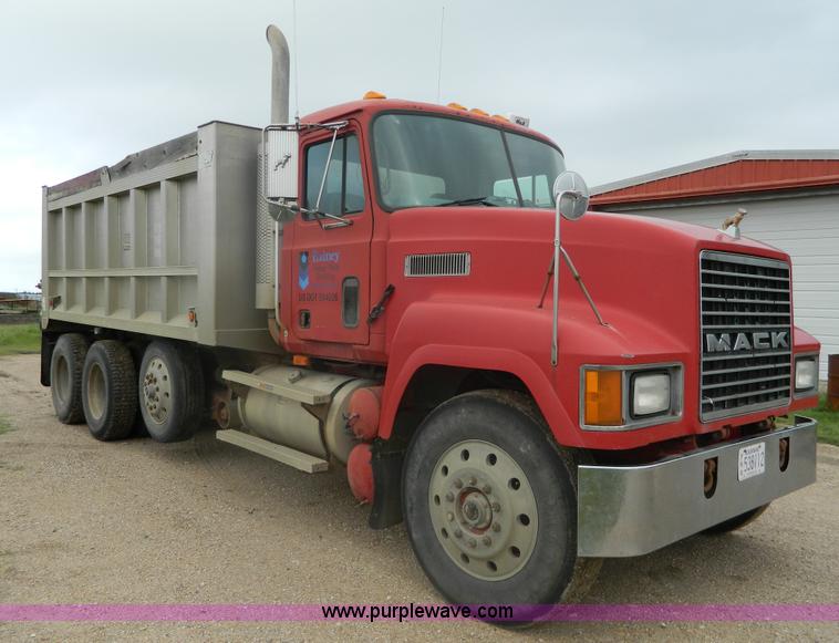 image for item J8903 1999 Mack CH613 dump truck