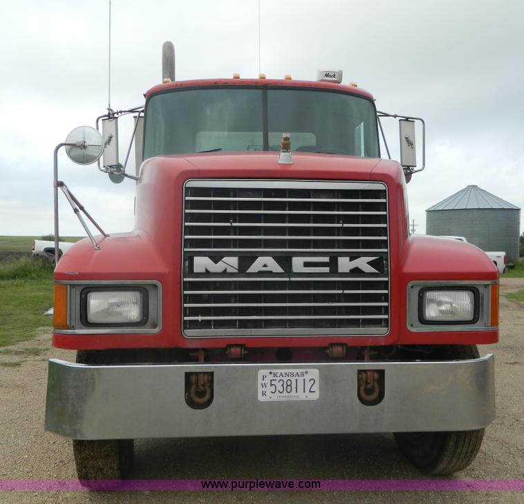 image for item J8903 1999 Mack CH613 dump truck