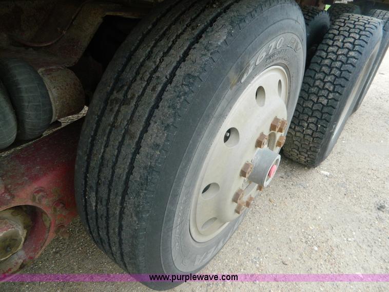 image for item J8903 1999 Mack CH613 dump truck