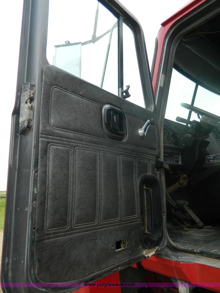 image for item J8903 1999 Mack CH613 dump truck