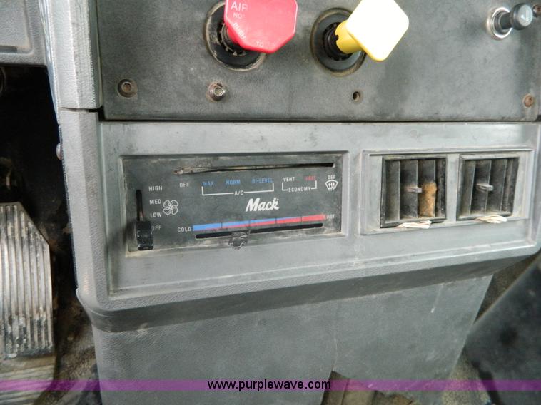 image for item J8903 1999 Mack CH613 dump truck