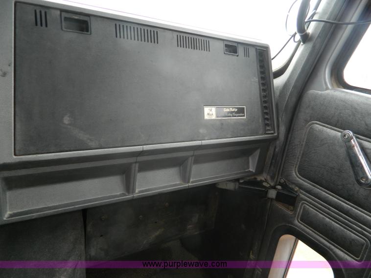 image for item J8903 1999 Mack CH613 dump truck