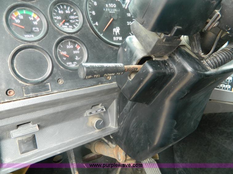 image for item J8903 1999 Mack CH613 dump truck