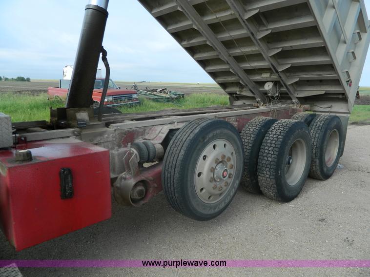 image for item J8903 1999 Mack CH613 dump truck