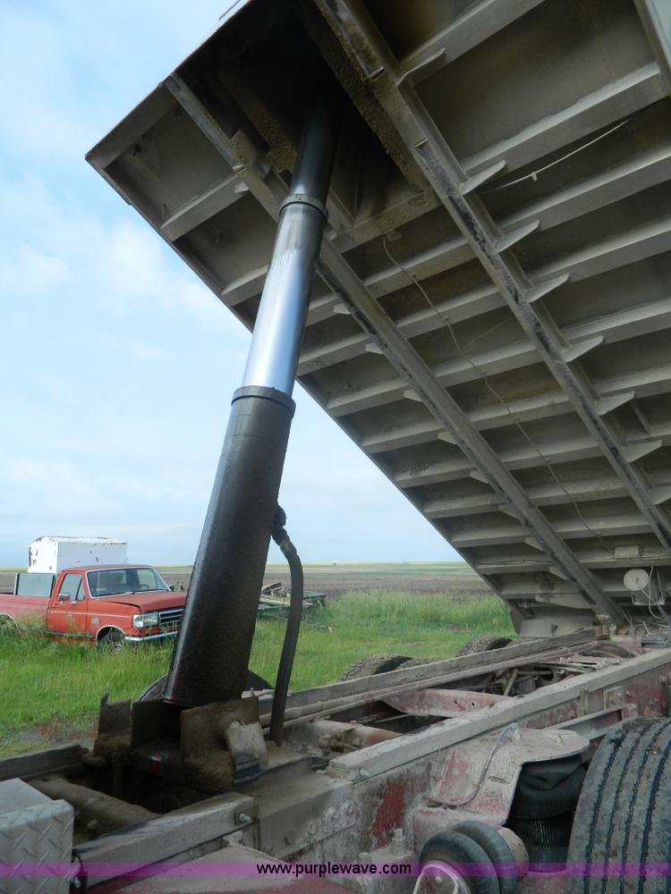 image for item J8903 1999 Mack CH613 dump truck