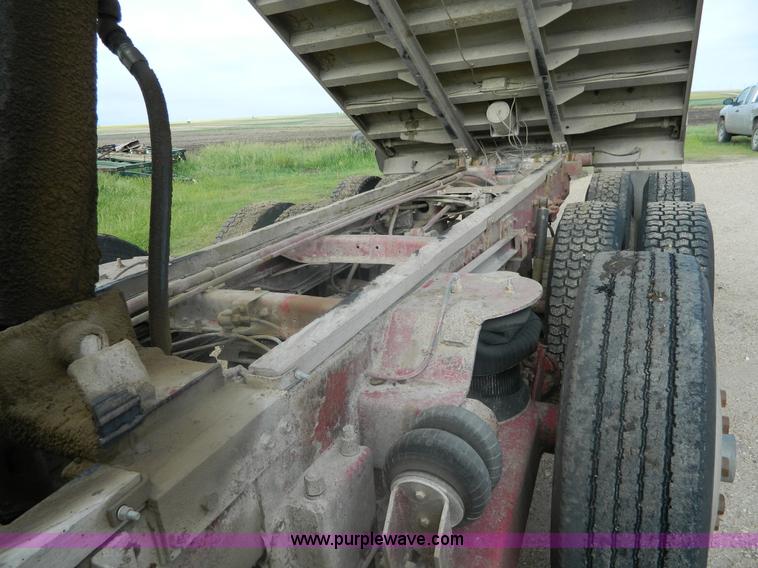 image for item J8903 1999 Mack CH613 dump truck