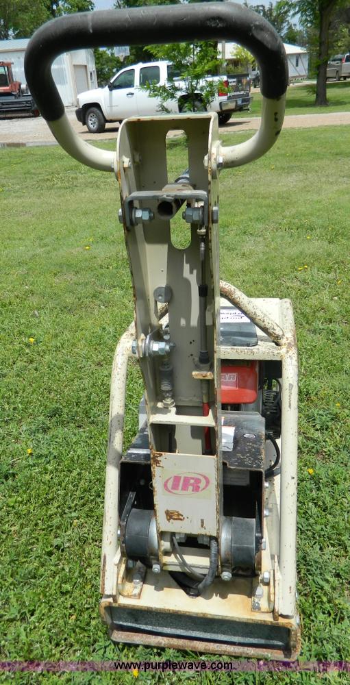 image for item J8906 2001 Ingersoll Rand BXR-200 plate compactor