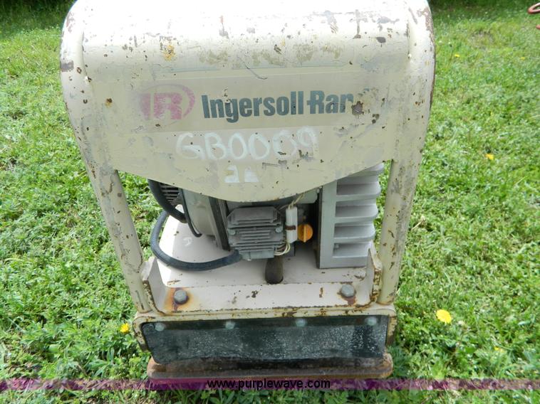 image for item J8906 2001 Ingersoll Rand BXR-200 plate compactor