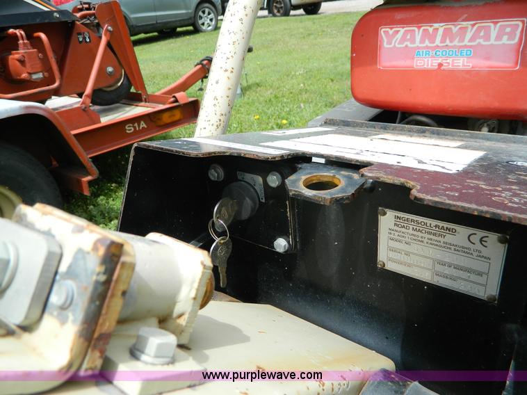 image for item J8906 2001 Ingersoll Rand BXR-200 plate compactor