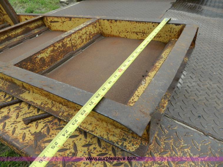 image for item J8912 1985 Eager Beaver equipment trailer