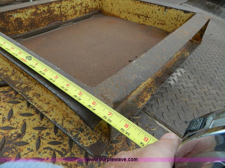 image for item J8912 1985 Eager Beaver equipment trailer