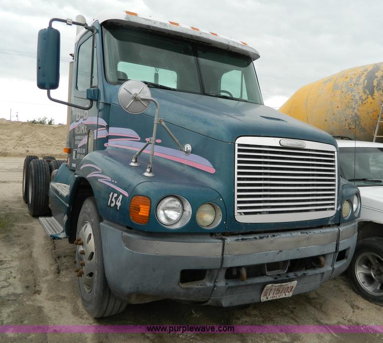 image for item J8919 1998 Freightliner Century Class semi truck