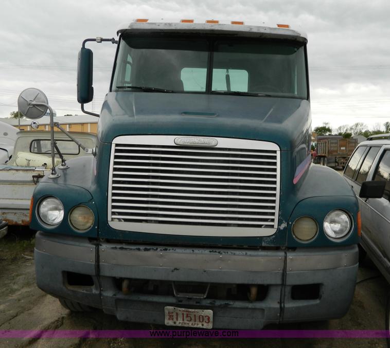 image for item J8919 1998 Freightliner Century Class semi truck
