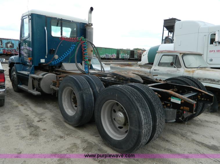 image for item J8919 1998 Freightliner Century Class semi truck