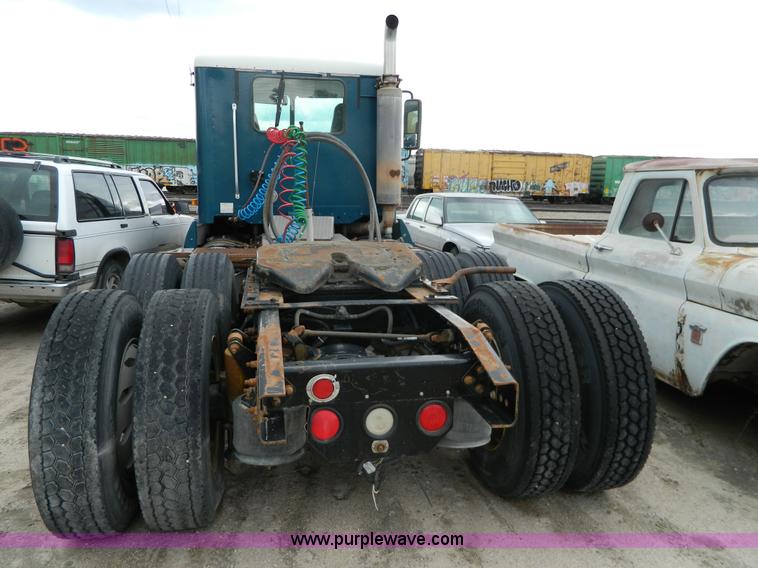 image for item J8919 1998 Freightliner Century Class semi truck