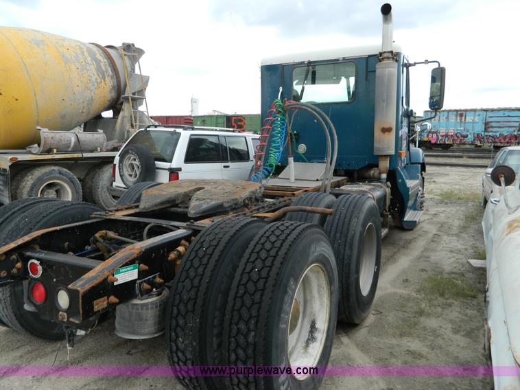 image for item J8919 1998 Freightliner Century Class semi truck