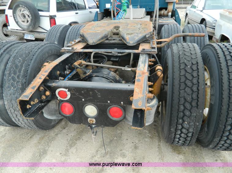 image for item J8919 1998 Freightliner Century Class semi truck