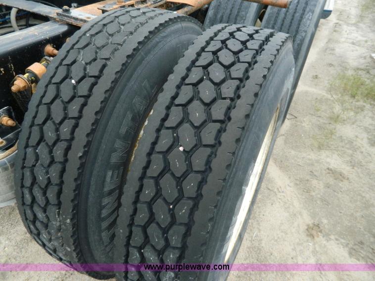 image for item J8919 1998 Freightliner Century Class semi truck