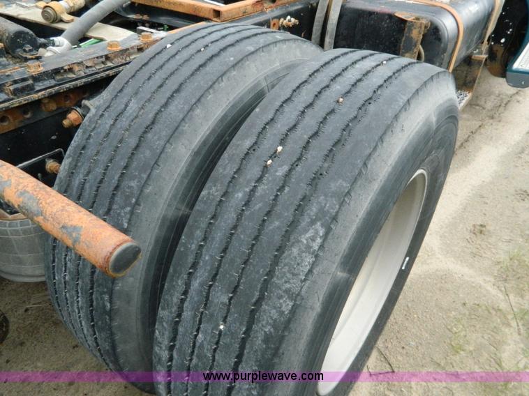 image for item J8919 1998 Freightliner Century Class semi truck