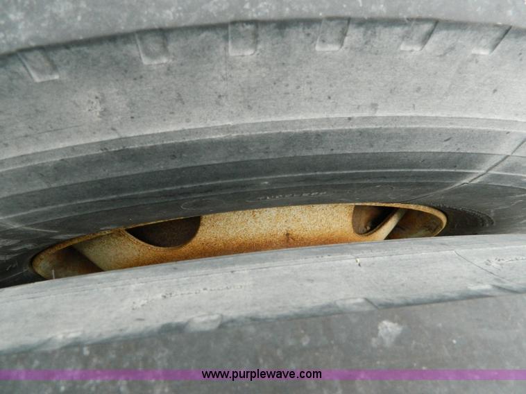 image for item J8919 1998 Freightliner Century Class semi truck