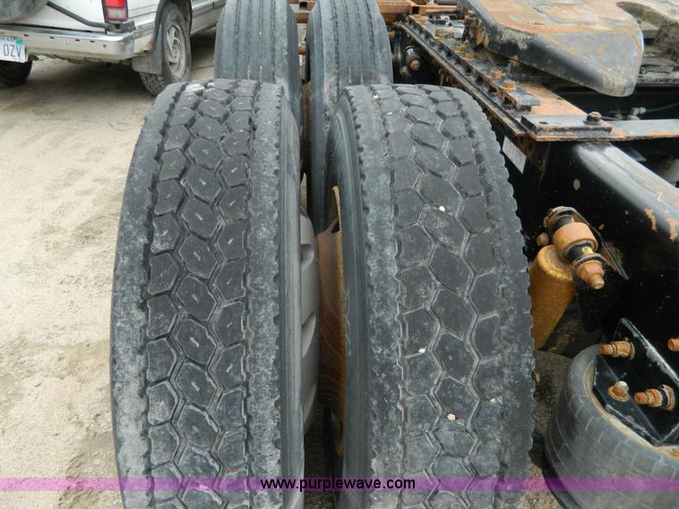 image for item J8919 1998 Freightliner Century Class semi truck