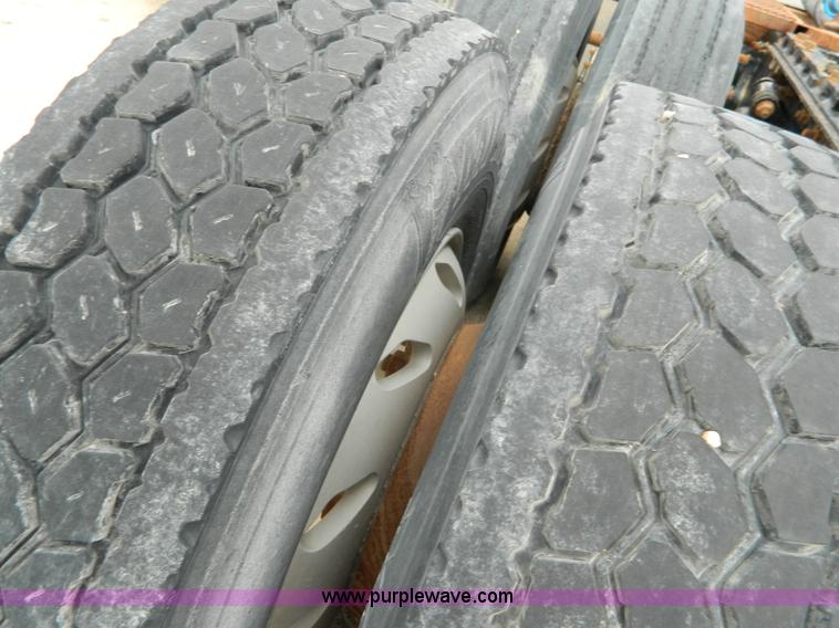 image for item J8919 1998 Freightliner Century Class semi truck