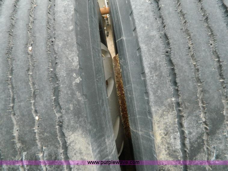 image for item J8919 1998 Freightliner Century Class semi truck