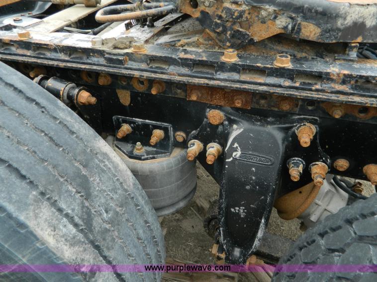 image for item J8919 1998 Freightliner Century Class semi truck