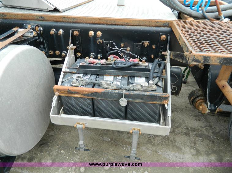 image for item J8919 1998 Freightliner Century Class semi truck