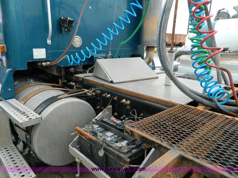 image for item J8919 1998 Freightliner Century Class semi truck