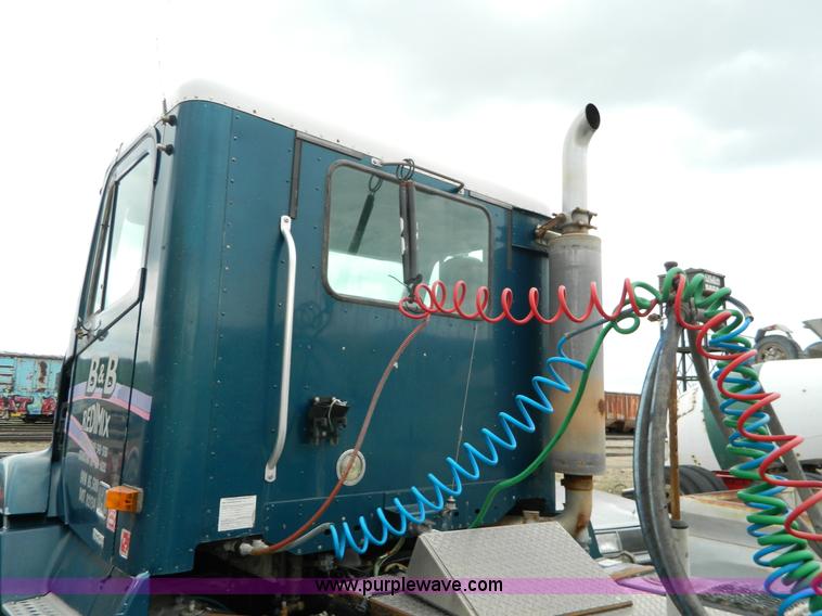 image for item J8919 1998 Freightliner Century Class semi truck