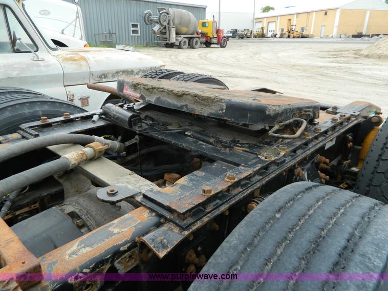 image for item J8919 1998 Freightliner Century Class semi truck