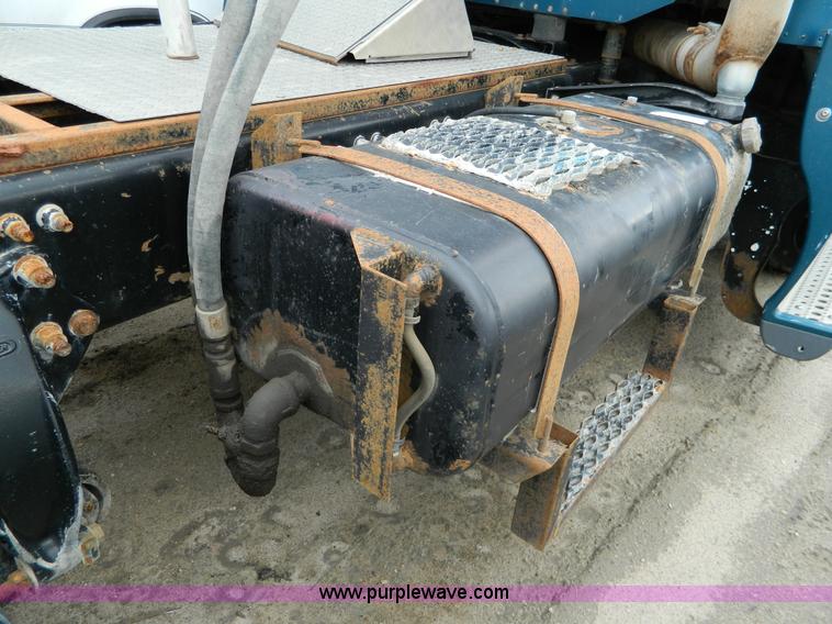 image for item J8919 1998 Freightliner Century Class semi truck