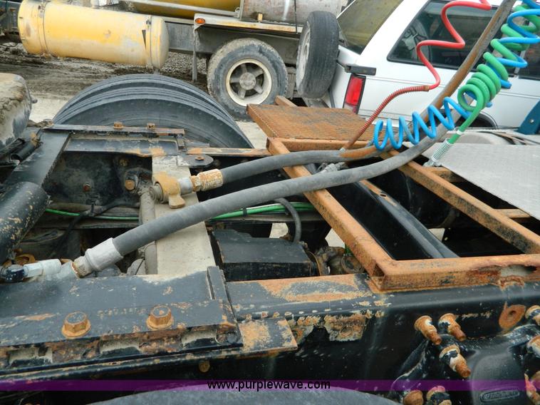 image for item J8919 1998 Freightliner Century Class semi truck