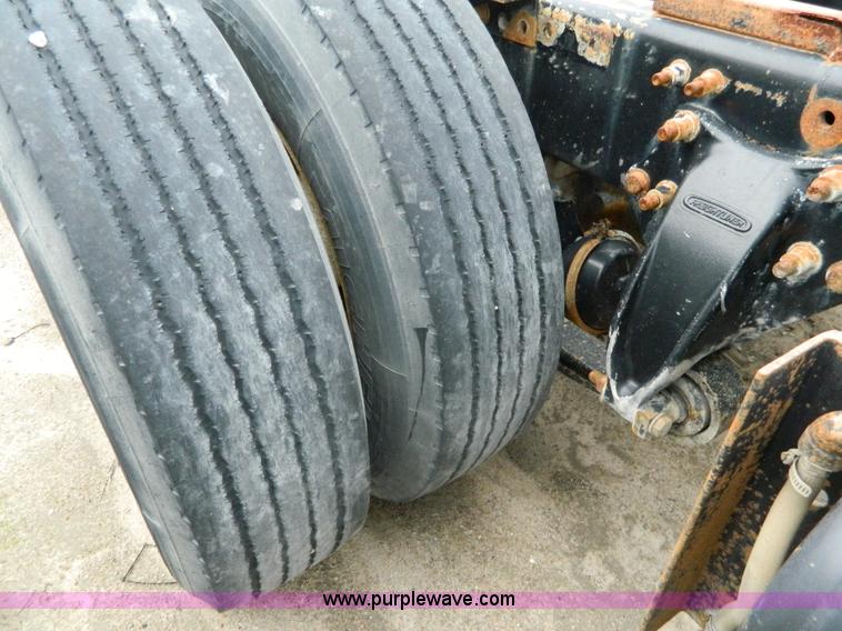 image for item J8919 1998 Freightliner Century Class semi truck