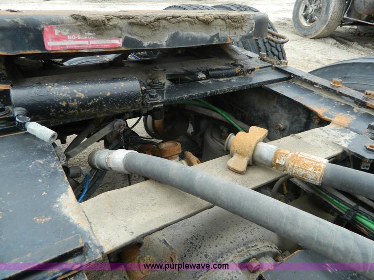 image for item J8919 1998 Freightliner Century Class semi truck