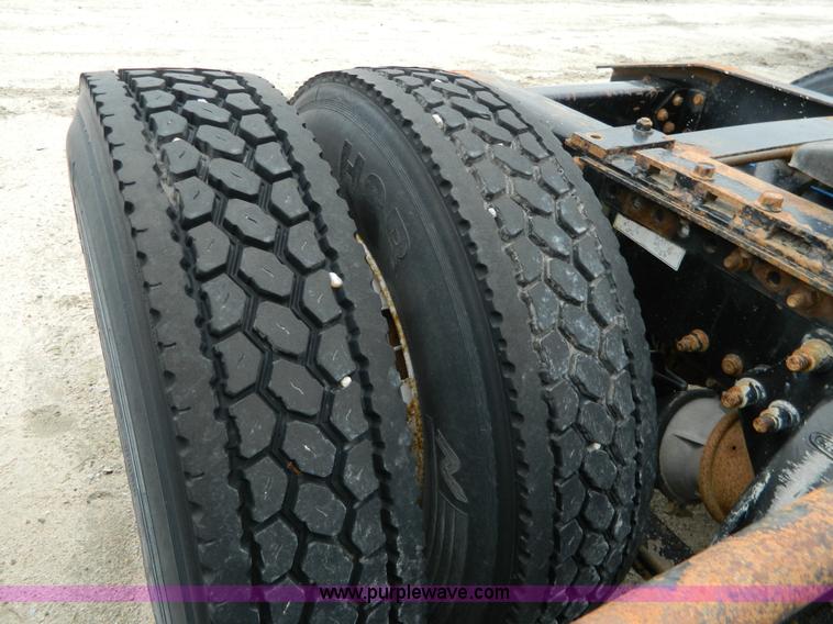 image for item J8919 1998 Freightliner Century Class semi truck