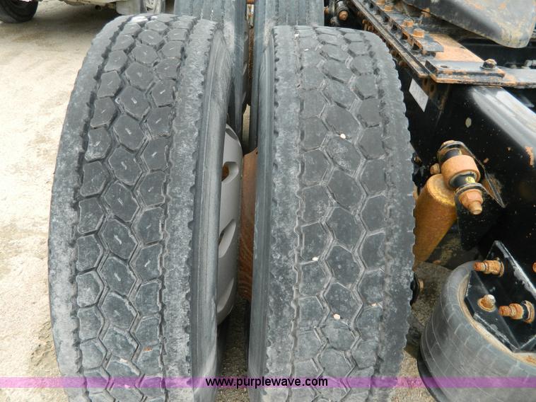 image for item J8919 1998 Freightliner Century Class semi truck