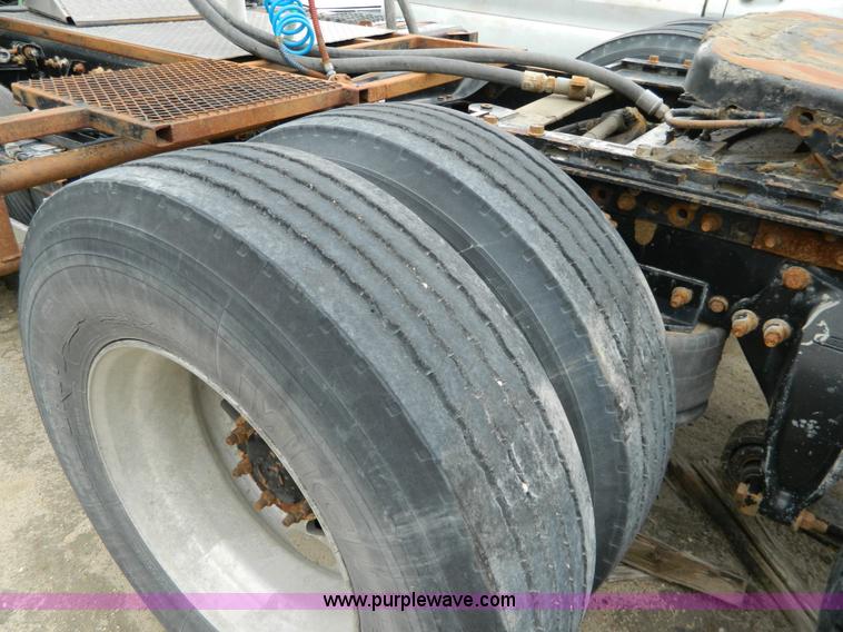 image for item J8919 1998 Freightliner Century Class semi truck