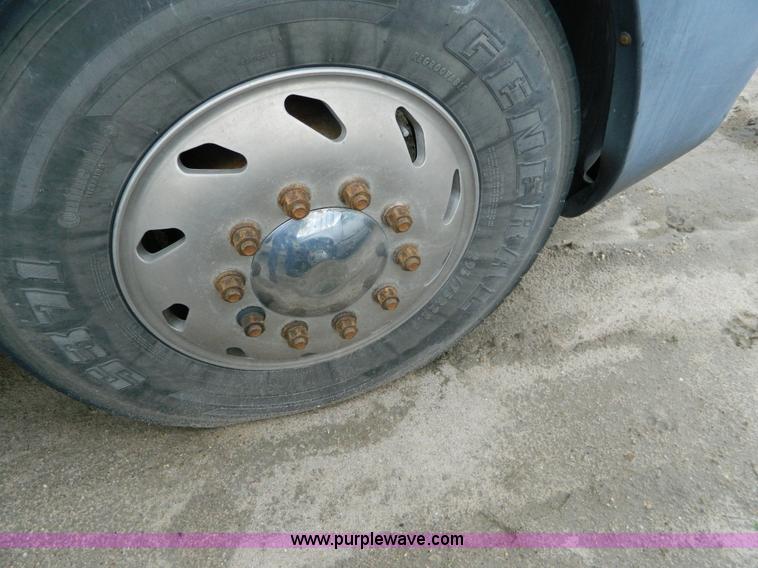 image for item J8919 1998 Freightliner Century Class semi truck