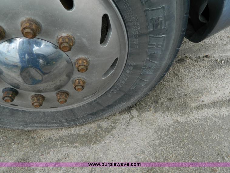 image for item J8919 1998 Freightliner Century Class semi truck