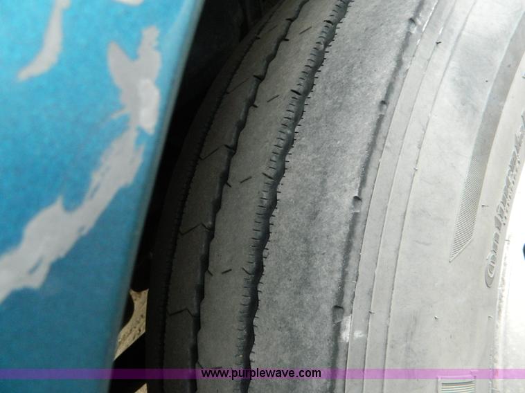 image for item J8919 1998 Freightliner Century Class semi truck