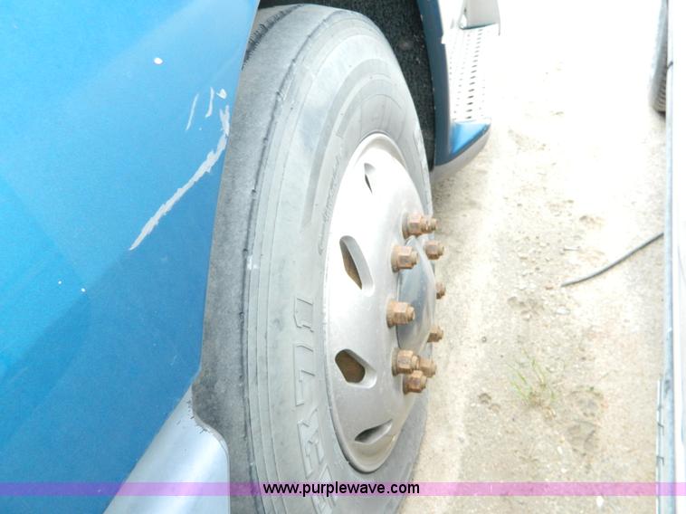 image for item J8919 1998 Freightliner Century Class semi truck