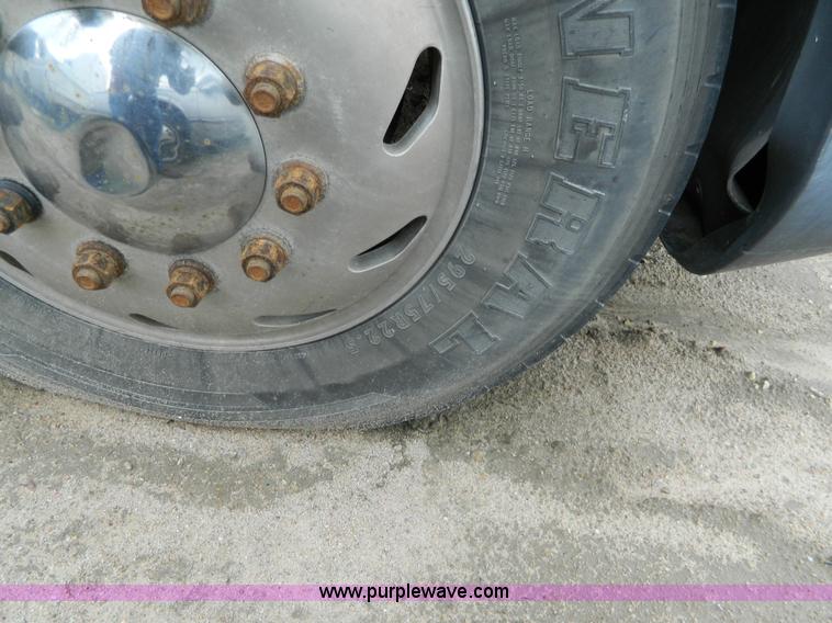 image for item J8919 1998 Freightliner Century Class semi truck