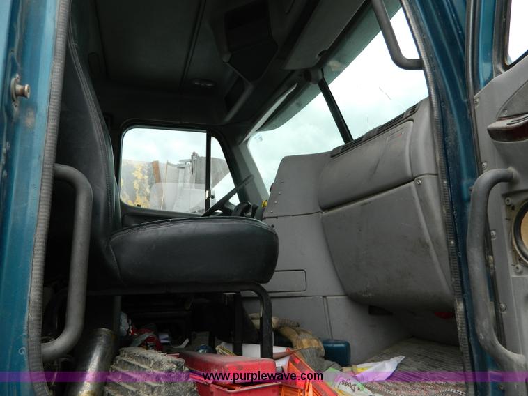 image for item J8919 1998 Freightliner Century Class semi truck